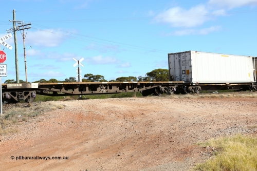 160522 2379
Parkeston, 7MP7 priority service train, RRKY 2379 container waggon, built by Perry Engineering SA in 1971 as RMX, to RM, AQMX, AQSY, RQKY, empty.
Keywords: RRKY-type;RRKY2379;Perry-Engineering-SA;RMX-type;RM-type;AQMX-type;AQSY-type;RQKY-type;