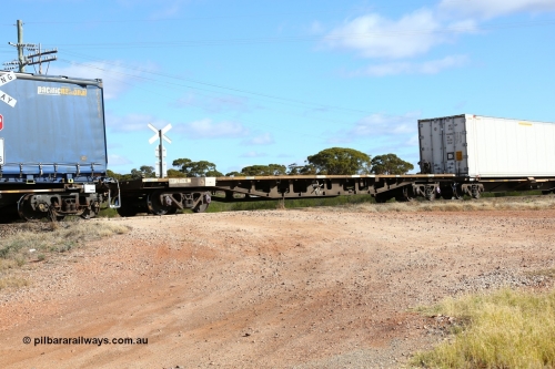 160522 2380
Parkeston, 7MP7 priority service train, RRKY 2379 container waggon, built by Perry Engineering SA in 1971 as RMX, to RM, AQMX, AQSY, RQKY, empty.
Keywords: RRKY-type;RRKY2379;Perry-Engineering-SA;RMX-type;RM-type;AQMX-type;AQSY-type;RQKY-type;