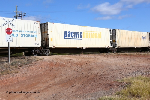 160522 2405
Parkeston, 7MP7 priority service train, RRAY 7208 platform 4 of 5-pack articulated skeletal waggon set, part of one hundred built by ABB Engineering NSW 1996-2000, 48' deck with Pacific National 46' 6