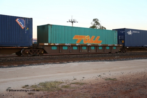 160523 2715
Parkeston, view of the centre well of articulated 5-pack centre well waggon set RQLY 1007, one of fourteen built by AN Rail Islington Workshops 1991 as AQLY, loaded with Toll 40' box TRRC 410627, train 1PM5.
Keywords: RQLY-type;RQLY1007;AN-Islington-WS;AQLY-type;