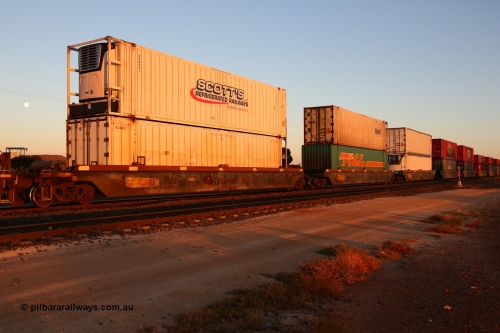 160523 2730
Parkeston, 1PM5 intermodal train, RRZY 7033 one of twenty six 5-pack well waggon sets built by Goninan in 1995-96 for National Rail, with a mix of 46' 6