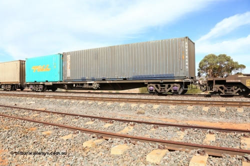 160523 2989
Parkeston, 7SP3 intermodal train, RQAY 21913 container waggon, one of a hundred waggons built in 1981 by EPT NSW as type NQAY, recoded to RQAY in 1994. Loaded with an SCF leased 40' 4EG1 type container Austrans AUSU 471412[1] and a 20' 2EB0 type Toll box TOSU 200672[9].
Keywords: RQAY-type;RQAY21913;EPT-NSW;NQAY-type;