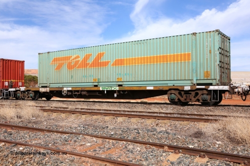 160523 3026
Parkeston, 7SP3 intermodal train, RQSY 34357 container waggon, one of a hundred OCY type waggons built by Goninan NSW in 1974-74, recoded to NQOY, NQSY. Loaded with a 48' Toll MEG1 type box TCML 48468.
Keywords: RQSY-type;RQSY34357;Goninan-NSW;OCY-type;NQOY-type;NQSY-type;