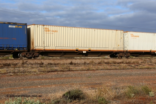 160525 4490
Parkeston, 3PM7 priority service train, RRAY 7203 platform 2 of 5-pack articulated skel waggon set, one of 100 built by ABB Engineering NSW 1996-2000, 48' deck with a Rail Containers sea2rail 48' box SCFU 412538.
Keywords: RRAY-type;RRAY7203;ABB-Engineering-NSW;