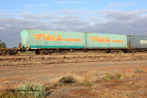 160525 4513
Parkeston, 3PM7 priority service train, RQDY 2 container waggon, originally built by SAR Islington Workshops in 1973/74 in a batch of sixteen as SFCW type container waggons, recoded to AQDW,, with two Toll 40' boxes TOLH 910107 and TOLH 910138.
Keywords: RQDY-type;RQDY2;SAR-Islington-WS;SFCW-type;AQDW-type;