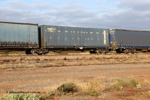 160525 4524
Parkeston, 3PM7 priority service train, RRAY 7208 platform 1 of 5-pack articulated skel waggon set, one of 100 built by ABB Engineering NSW 1996-2000, 40' deck with a sea2rail 40' container SCFU 408084.
Keywords: RRAY-type;RRAY7208;ABB-Engineering-NSW;