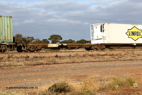 160525 4534
Parkeston, 3PM7 priority service train, RRAY 7229 platform 5 of 5-pack articulated skel waggon set, one of 100 built by ABB Engineering NSW 1996-2000, 40' deck empty.
Keywords: RRAY-type;RRAY7229;ABB-Engineering-NSW;