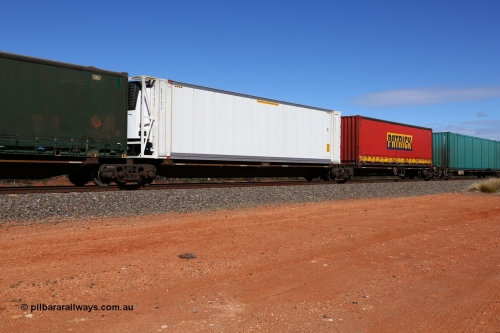 160528 8406
Binduli, intermodal train 6PM6, RRQY 8331 articulated five-unit container waggon built by Qiqihar Rollingstock Works in China in an order of forty one units in 2005/06 for Pacific National. Platform 4 with ARLS 46' 6