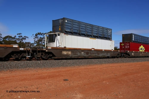 160528 8420
Binduli, intermodal train 6PM6, RRZY type five unit bar coupled well container waggon set RRZY 7030 platform 5, originally built by Goninan in a batch of twenty six RQZY type for National Rail, recoded when repaired. 46' 6