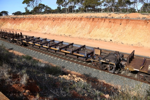 160531 9861
Binduli, 3PM4 steel train, RKYY type wide steel plate tilt waggon RKYY 7101, one of twenty seven units built by AN Rail Islington Workshops in 1995-96. Returning east empty.
Keywords: RKYY-type;RKYY7101;AN-Islington-WS;