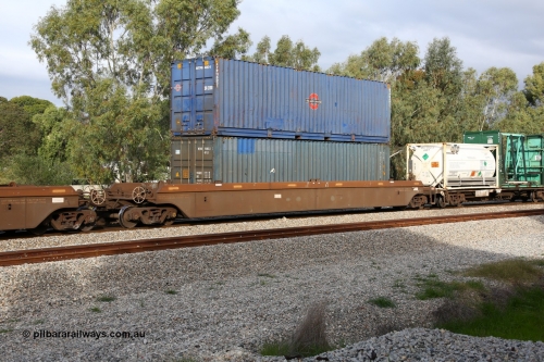 160609 0480
Woodbridge, 5PM5 intermodal train, platform 1 of 5-pack RRRY 7012 well waggon set, one of nineteen built in China at Zhuzhou Rolling Stock Works for Goninan in 2005, double stacked with two 40' boxes, a Railroad Transport container RTPH 4031 and a 4FG1 type MEHU 350033[1] without any logo.
Keywords: RRRY-type;RRRY7012;CSR-Zhuzhou-Rolling-Stock-Works-China;