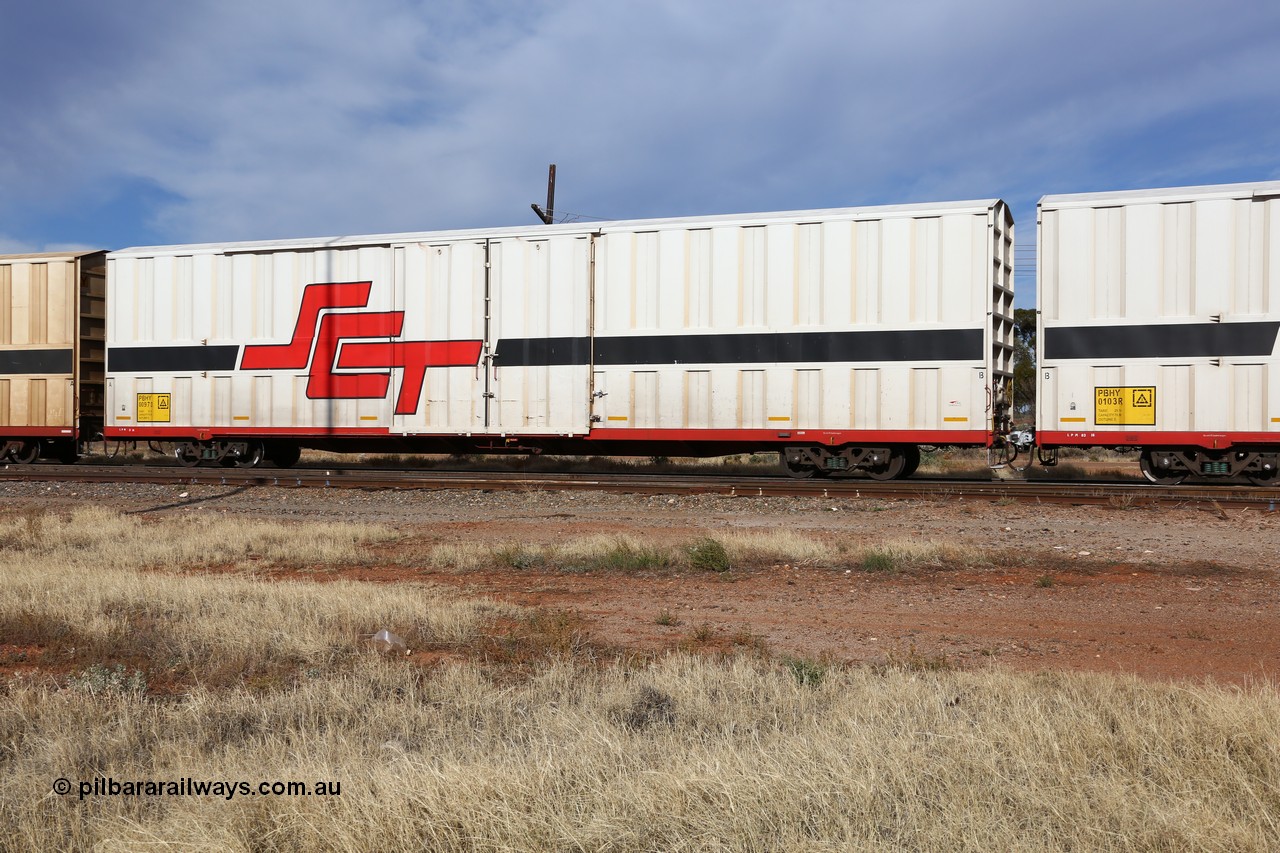 160523 2889
Parkeston, SCT train 7GP1 which operates from Parkes NSW (Goobang Junction) to Perth, PBHY type covered van PBHY 0097 Greater Freighter, built by CSR Meishan Rolling Stock Co China in 2014 without the Greater Freighter signage.
Keywords: PBHY-type;PBHY0097;CSR-Meishan-China;