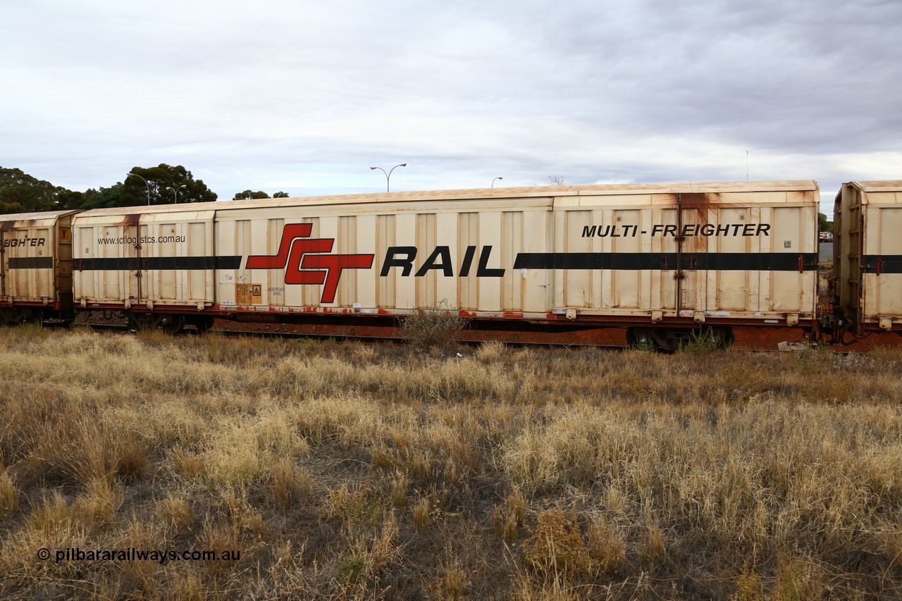 160524 3672
Kalgoorlie, SCT train 2PM9 operating from Perth to Melbourne, PBGY type covered van PBGY 0136 Multi-Freighter, one of eighty units built by Gemco WA with Independent Brake signage.
Keywords: PBGY-type;PBGY0136;Gemco-WA;