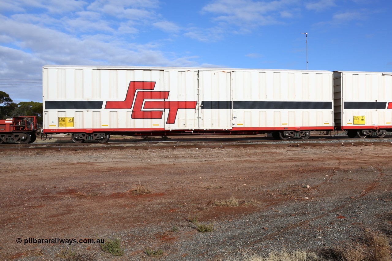 160525 4592
Parkeston, SCT train 3PG1 which operates from Perth to Parkes NSW (Goobang Junction), PBHY type covered van PBHY 0071 Greater Freighter, built by CSR Meishan Rolling Stock Co China in 2014 without the Greater Freighter signage.
Keywords: PBHY-type;PBHY0071;CSR-Meishan-China;