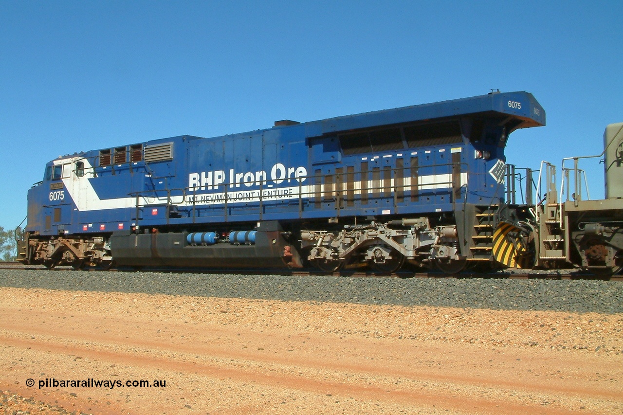 040731 101241r
Bing Siding, BHP GE AC6000 6075 'Newman' serial 51067 sitting in the passing track, the size of the radiator is clearly evident from this angle 31st July 2004.
Keywords: 6075;GE;AC6000;51067;