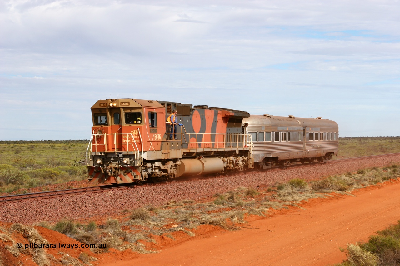 050624 3237
Allan Siding, 45 km on the GML sees BHP Billiton Goninan GE rebuilt model CM40-8M unit 5636 'Munda' serial 8151-11 / 91-122 leads the Sundowner on its way to Goldsworthy raising the dust running along the resleepered and tamped section 24th June 2005.
Keywords: 5636;Goninan;GE;CM40-8M;8151-11/91-122;rebuild;AE-Goodwin;ALCo;C636;5462;G6035-3;