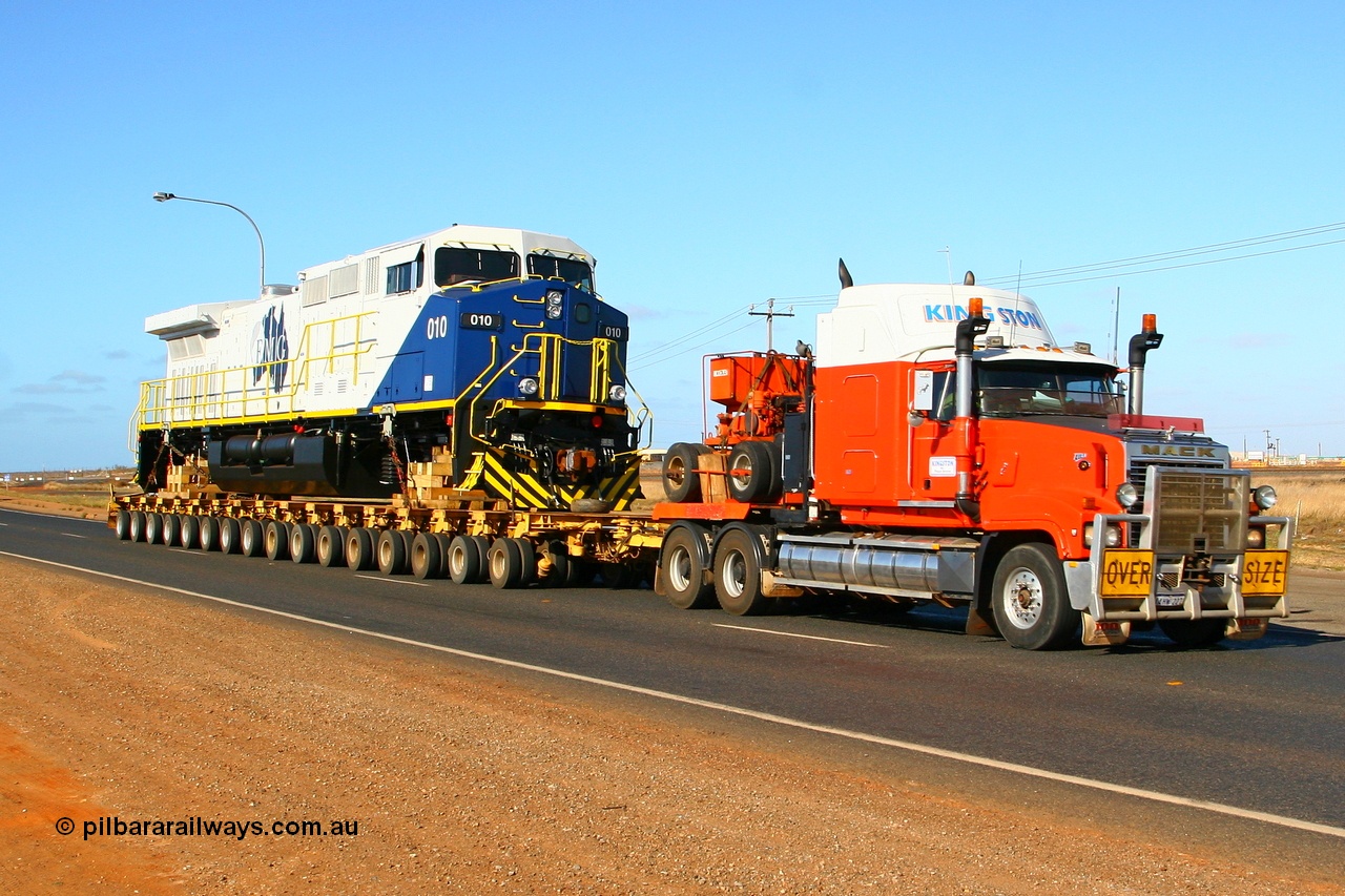 071101 1131r
Redbank Bridge Port Hedland, Kingston Transport's Mack brings FMG's General Electric built Dash 9-44CW loco 010 serial 58187. This was the only unit delivered minus the tarp. Thursday 1st November 2007.
Keywords: FMG-010;GE;Dash-9-44CW;58187;