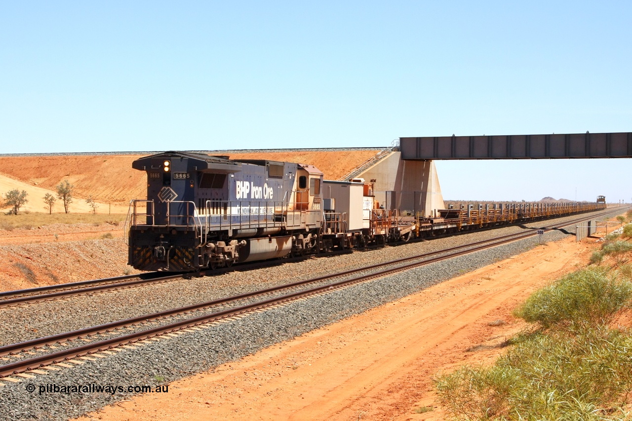 081217 0448r
Woodstock Siding BHP Goninan GE rebuild and former cab-less CM40-8ML unit 5665 'Rotterdam' serial 8412-10 / 94-156 runs along the mainline with the rail or steel train under the FMG flyover. It is not uncommon to see long hood leading units on BHP work trains. 17th December 2008.
Keywords: 5665;Goninan;GE;CM40-8ML;8412-10/94-156;rebuild;Comeng-NSW;ALCo;M636C;5491;C6084-7;