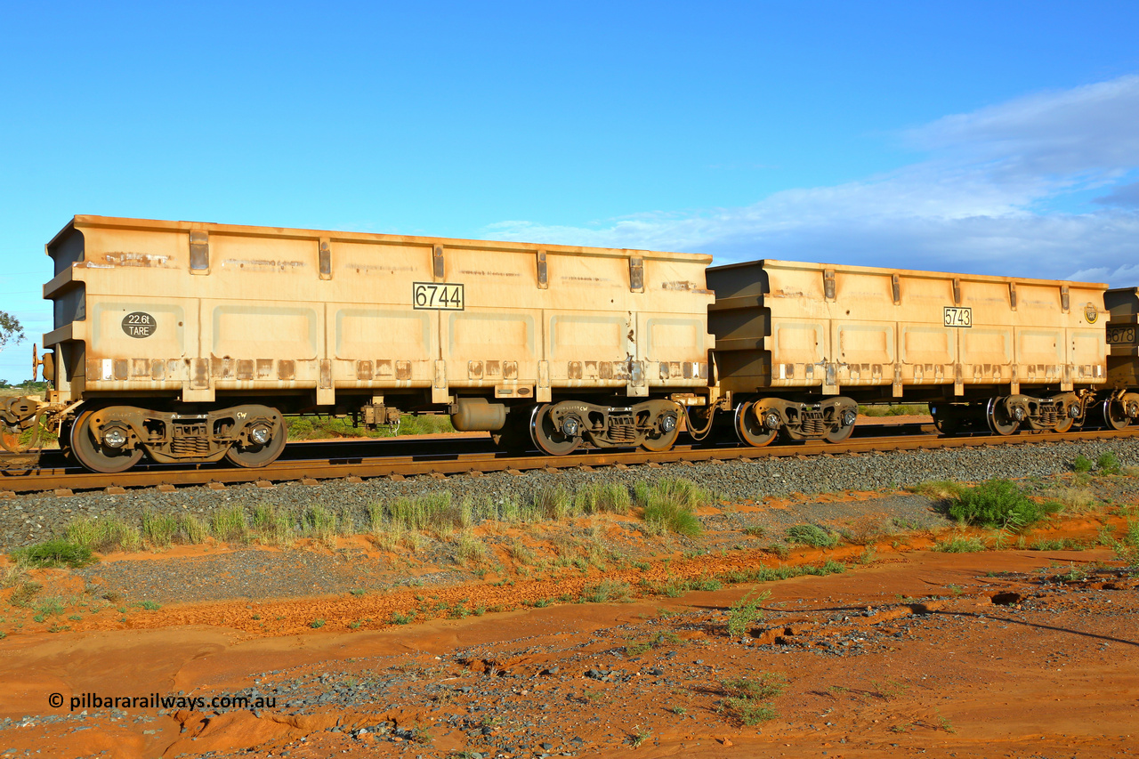5743-6744 200412 5957
FMG 5743 and 6744 at Boodarie on an empty train, April 12, 2020. Follow on order for 744 waggons 5001 slave and 6002 control, up to 5743 slave and 6744 control built by CNR QRRS Qiqihar Railway Rolling Stock Co. Ltd.
