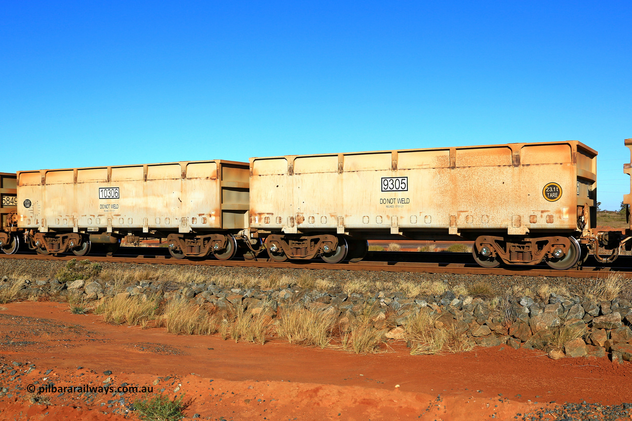 9305-10306 221104 5238
FMG 9305 and 10306 on an empty train at Boodarie, November 4, 2022. Thirty four waggons numbered 9305 slave and 10306 control, up to 9337 slave and 10338 control built by CRRC Yangtze in January 2021 with a lined body stencilled DO NOT WELD and the reline date.
