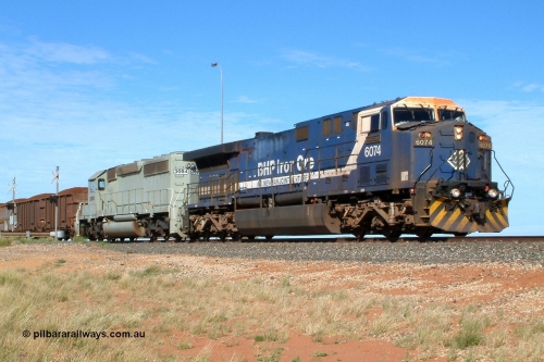 040502 091608r
Bing Siding, BHP GE AC6000 6074 'Kalgan' serial 51066 leading EMD SD40-2 3084 serial 786263-35 originally Union Pacific UP 3643 at the 15.4 km grade crossing with a loaded Yandi train 2nd May 2004.
Keywords: 6074;GE;AC6000CW;51066;