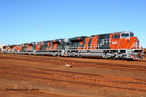 070414 8758
Nelson Point Locomotive Overhaul Workshop, brand new line up of BHP Billiton Electro-Motive built SD70ACe/LC units during fitting out by EDI with 4314 serial 20058712-001. Note the bolt on lashing points for shipping, 14th April 2007.
Keywords: 4314;Electro-Motive;EMD;SD70ACe/LC;20058712-001;