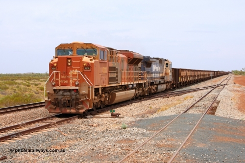081225 0501r
Walla Siding on Christmas Day 2008 see an empty 224 waggon train powered by BHP Billiton Electro-Motive built SD70ACe/LC unit 4318 serial 20058712-005 leading CM40-8M unit 5654 running along the passing track to allow a meet with a loaded train, the back track is on the right.
Keywords: 4318;Electro-Motive;EMD;SD70ACe/LC;20058712-005;